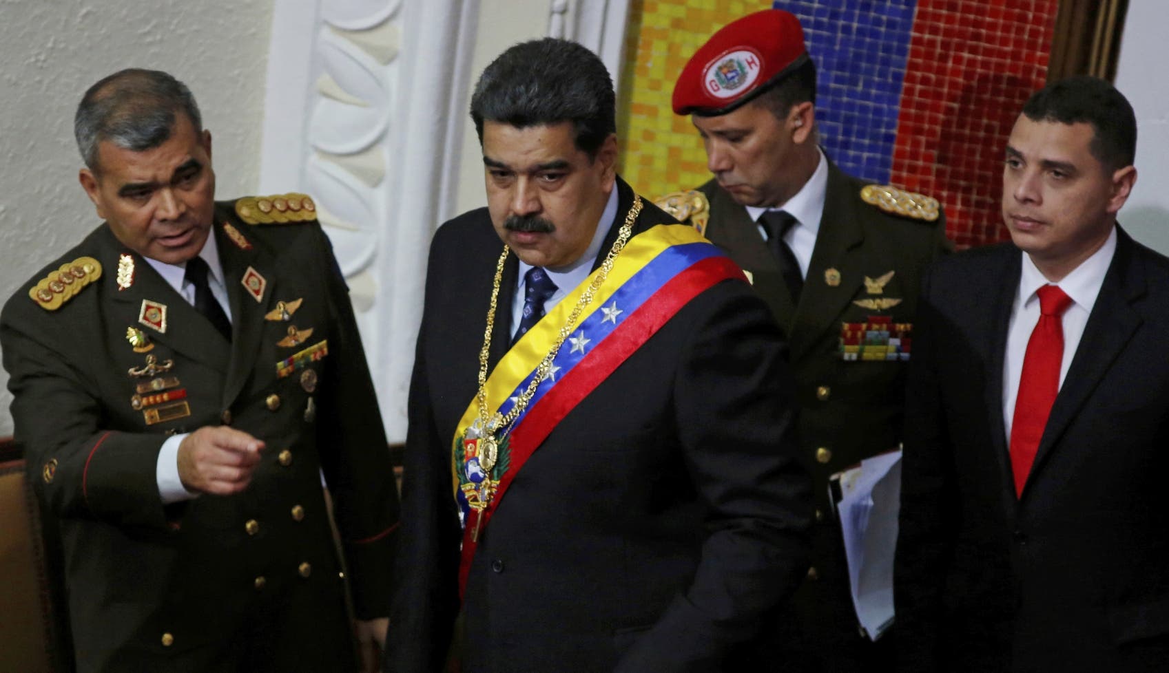 Maduro rompe relaciones con EU; Guaidó dice ser presidente