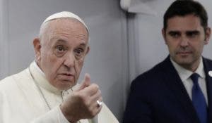 El papa critica la arrogancia y la ambición, y defiende el compartir