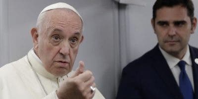 El papa insta a sacerdotes a “ensuciarse” con heridas y angustias de la gente