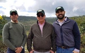 Manuel Castillo junto a sus hijos Antonio y Manuel de Jesús.