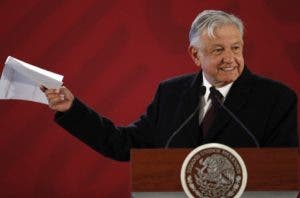 Obrador pide apoyo contra robo gasolina