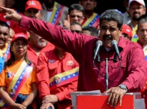 El Gobierno de Maduro acusa a opositores de la quema de camiones con ayudas