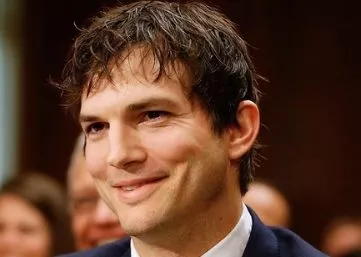 Actor Ashton Kutcher publica su número de móvil en Twitter