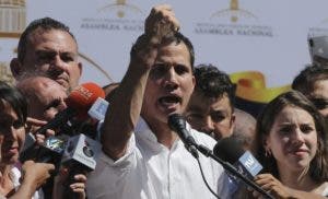 Dictan prisión preventiva contra policías que detuvieron brevemente a Juan Guaidó