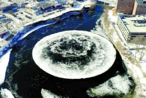 Círculo de hielo en río de Maine llama la atención