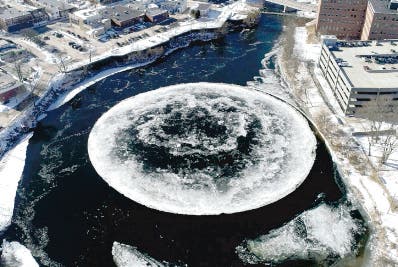 Círculo de hielo en río de Maine llama la atención