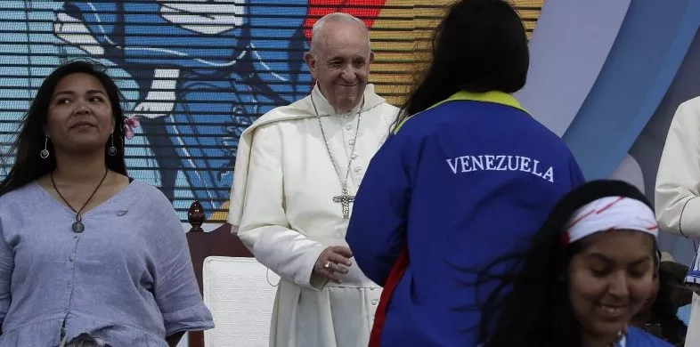 Papa comparte con juventud y los peregrinos