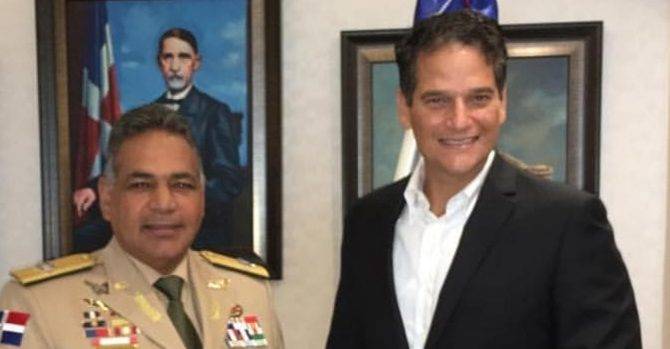 Rubén Darío Paulino Sem entrega donación a Oscar Villanueva.