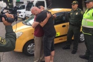 Taxista devuelve 2,600 dólares a un pasajero