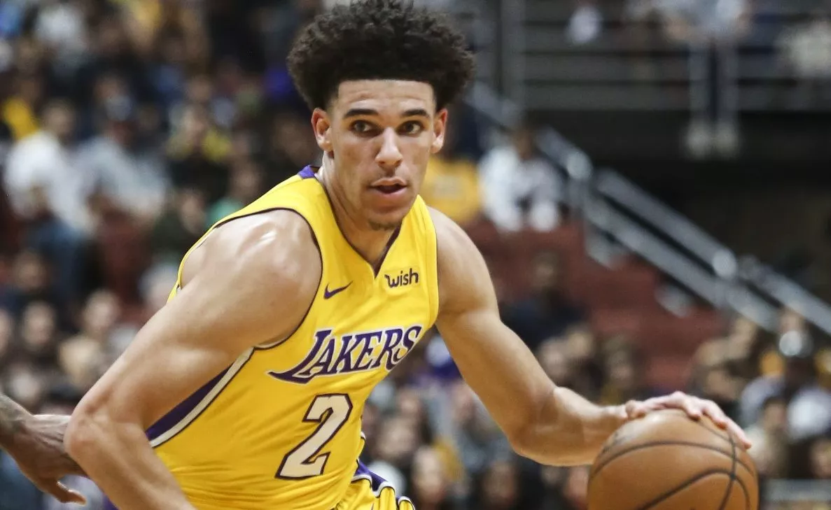 Luke  Walton pide a Lonzo Ball y Brandon Ingram más ‘fuego’