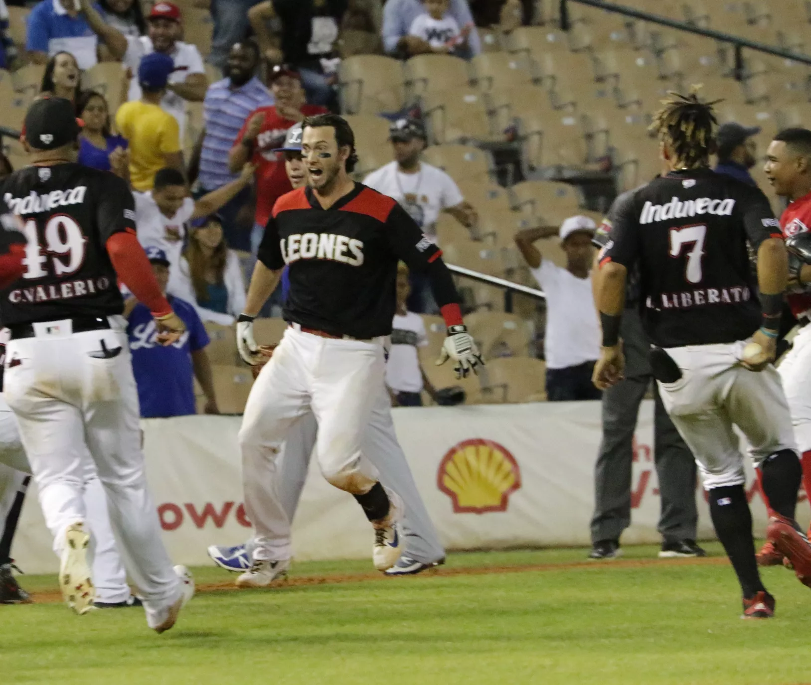 Court decide triunfo de  los Leones;       Licey, empeora