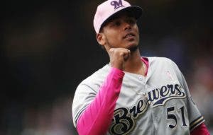 Lanzador dominicano Freddy Peralta listo para ser un abridor titular de Milwauke