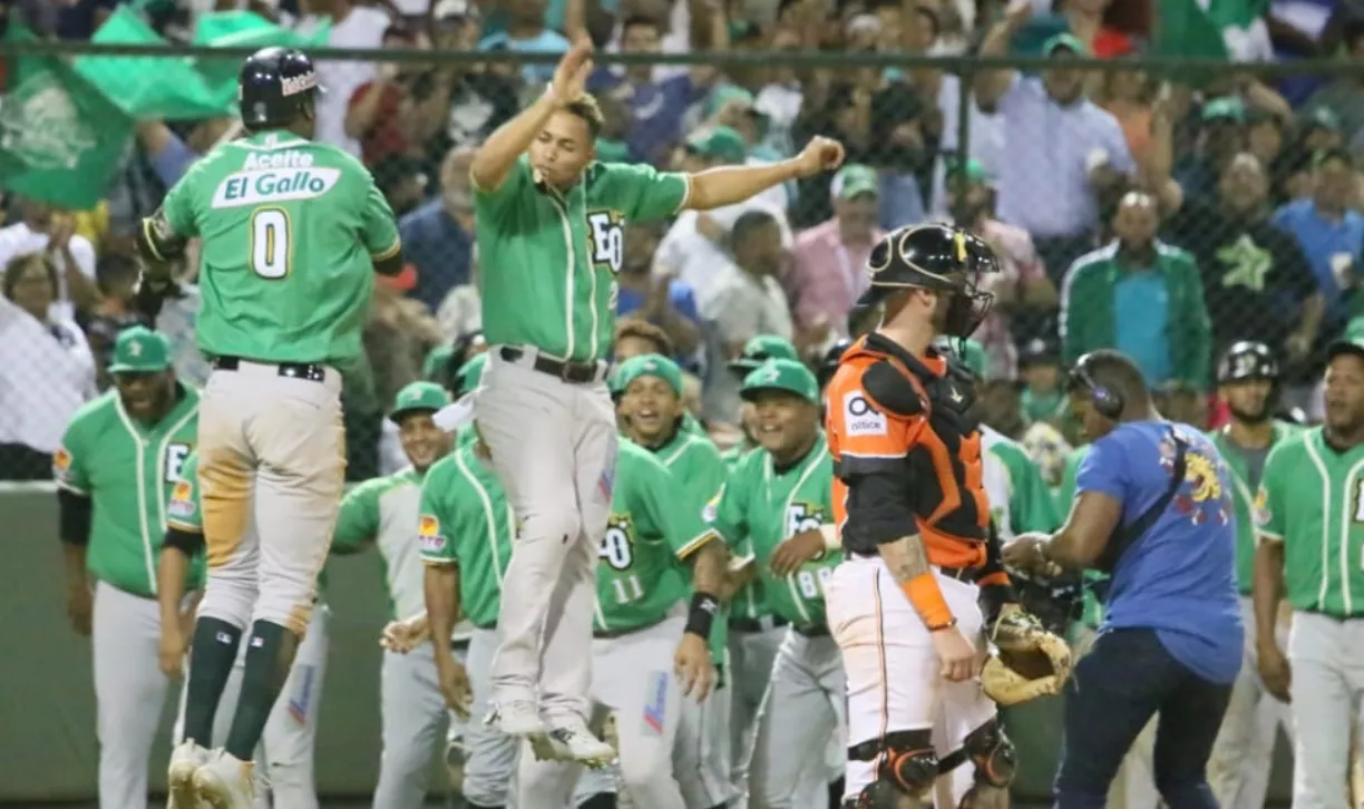 Estrellas avanzan a la final del béisbol dominicano