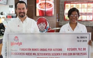 Wendy’s entrega donativo a una fundación