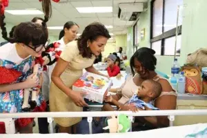 Niños del Hospital Reid Cabral reciben juguetes de la Primera Dama en Día de Reyes