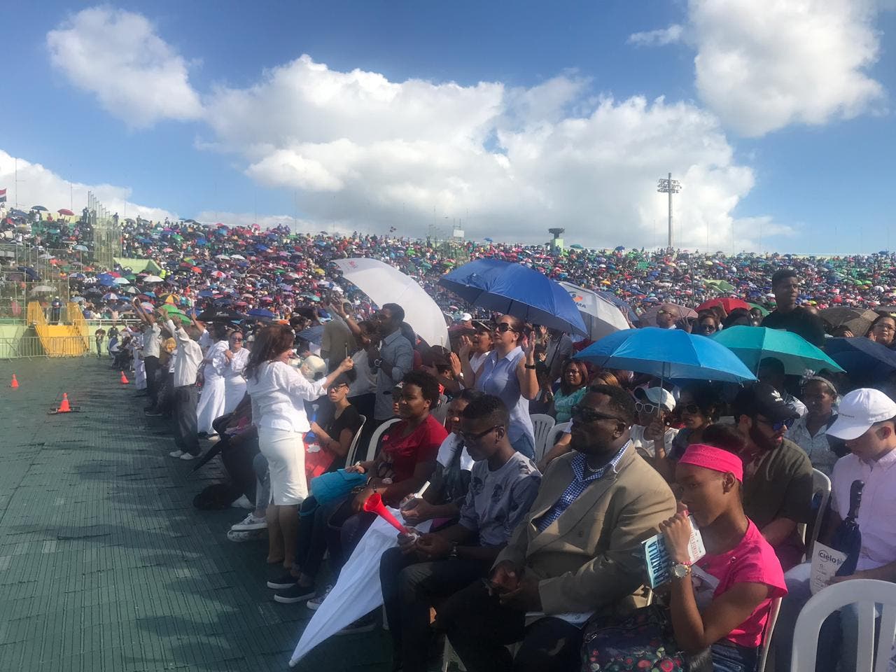 Miles de evangélicos abarrotan el estadio olímpico en concentración Batalla de la Fe