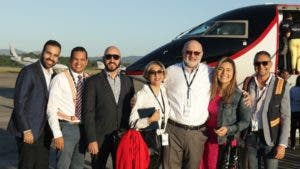 Omar Chahín Lama, CEO  y fundador   de la aerolínea, junto al grupo  de colaboradores antes de abordar el avión.