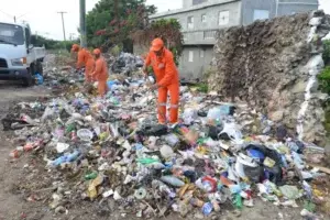 Brigadas de Obras Públicas limpian entorno de Faro a Colón