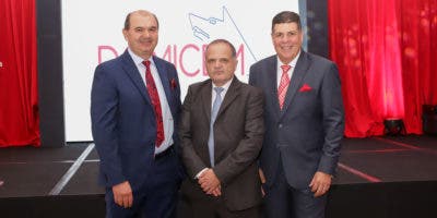 La empresa Domicem  festeja junto a clientes en coctel