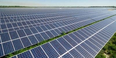 Anuncian instalación en Florida de 30 millones de paneles solares hasta 2030