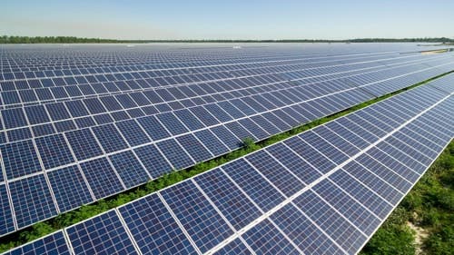 Anuncian instalación en Florida de 30 millones de paneles solares hasta 2030