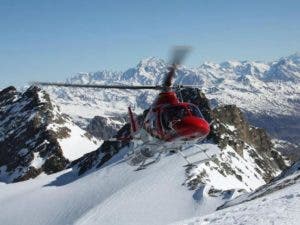 Mueren 5 personas al chocar un helicóptero y una avioneta en Alpes italianos