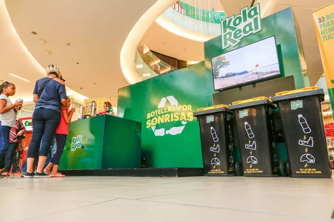 Botellas de refrescos se vuelven juguetes