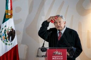 Andrés Manuel López Obrador dijo que algunas bandas de hecho edificaron bodegas sobre los terrenos de los oleoductos para perforar grifos ilegales en ellos.