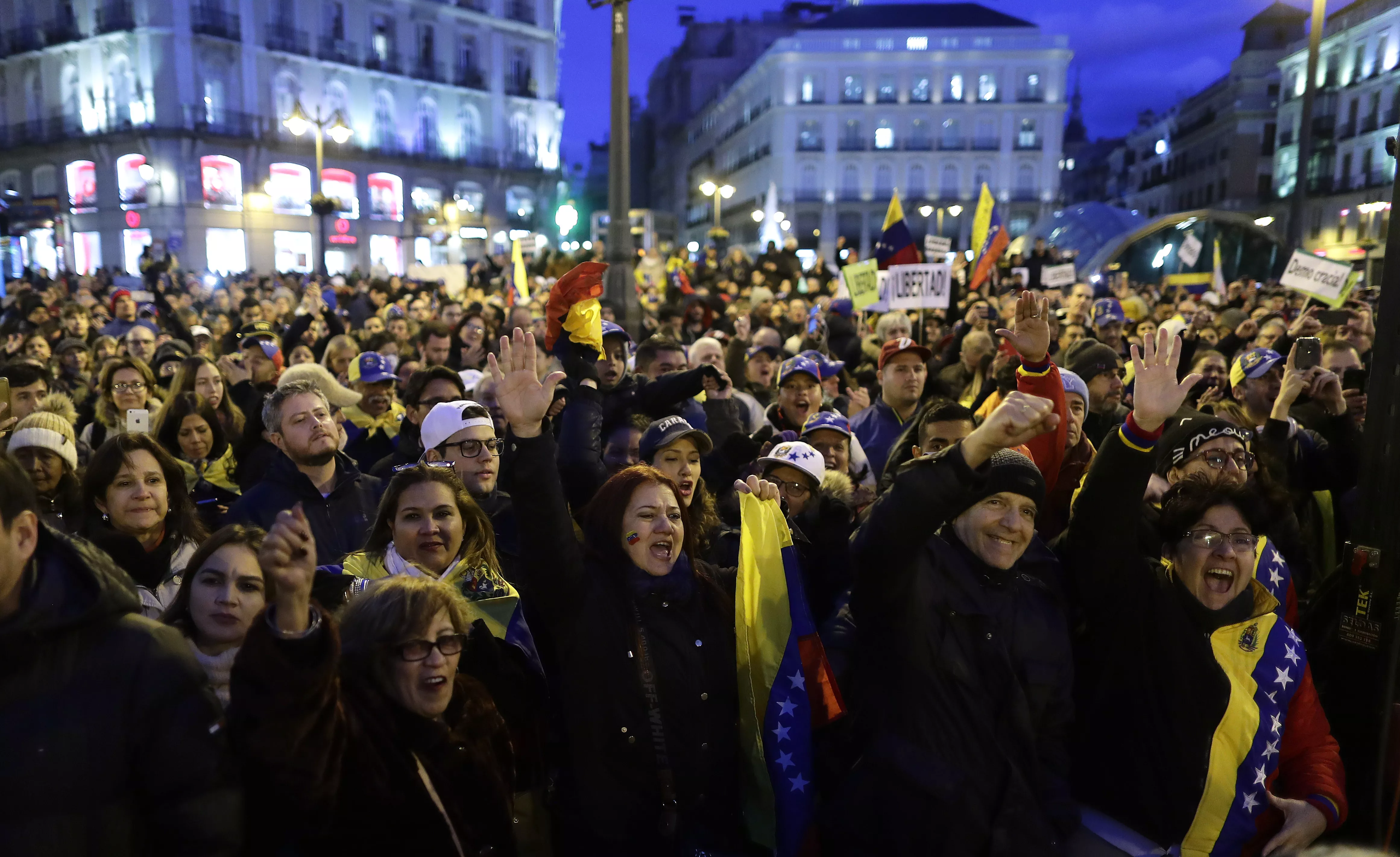 8. La gente se reúne durante una protesta en el venezolano Nicolas Maduro y en apoyo de un líder de la oposición autoproclamado como presidente interino del país en Madrid, España. AP