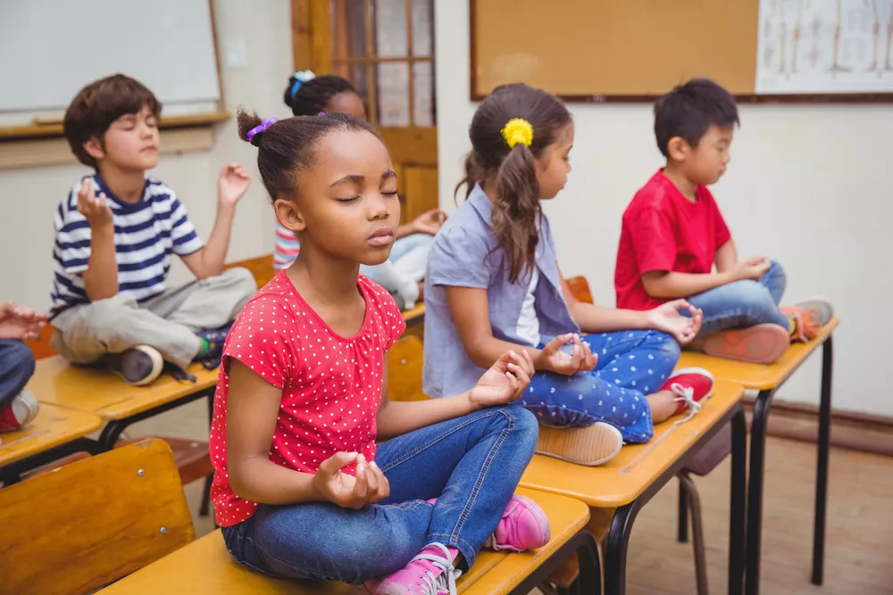 Conoce los resultados de la escuela que usa en lugar del castigo, la meditación