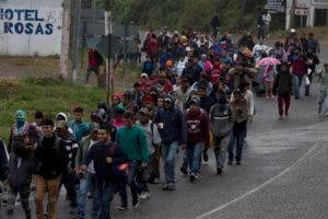 Centenares de hondureños que se han ido sumando a la caravana que busca llegar a Estados Unidos.