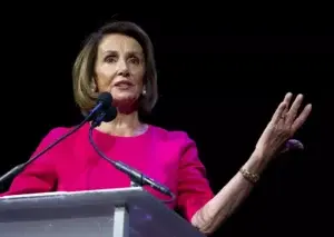 Pelosi dice a congresistas que Biden podría ser convencido pronto de dejar su candidatura