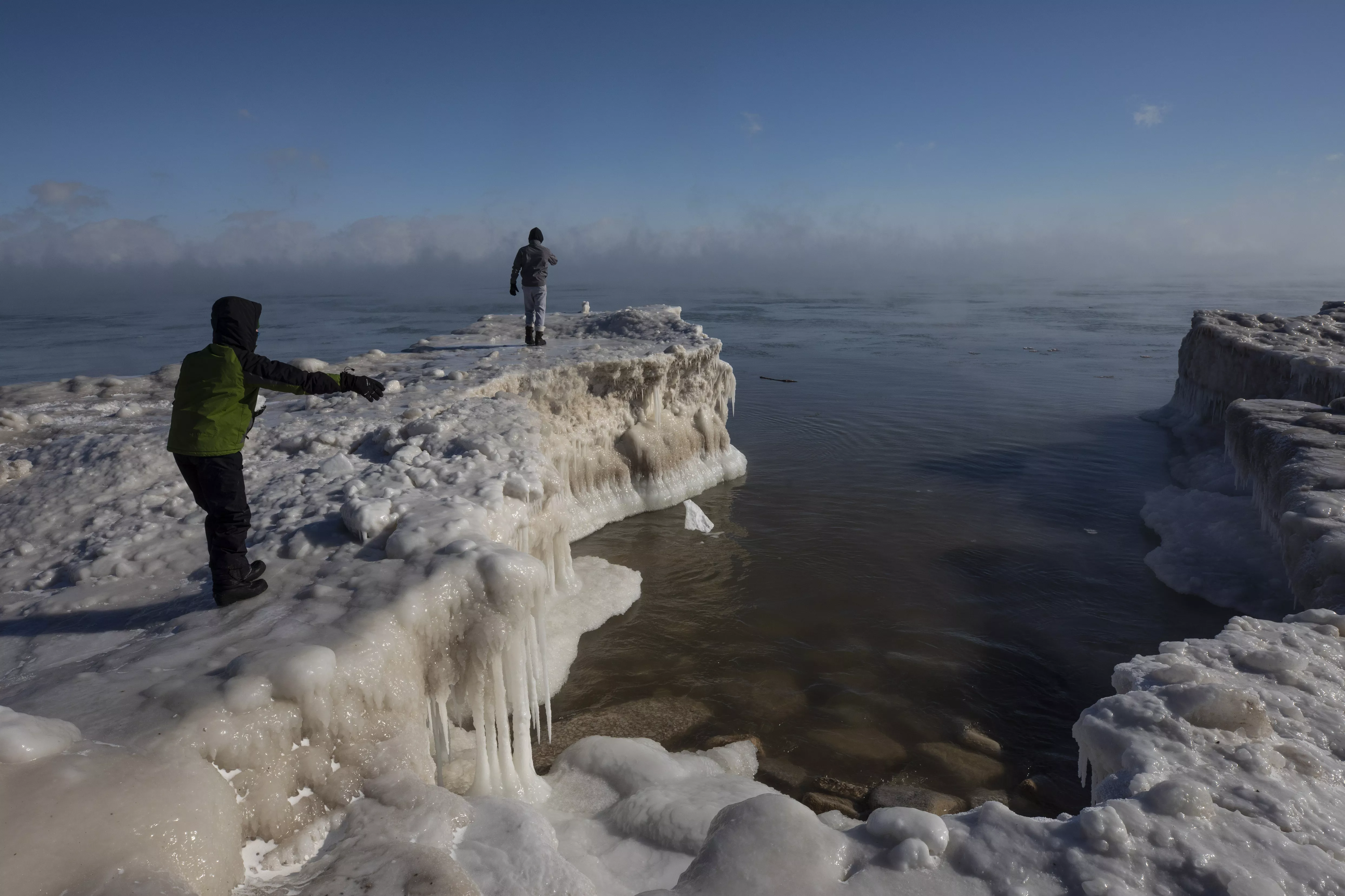 4. Un joven arroja un trozo de nieve en el lago Michigan el miércoles 30 de enero de 2019 en Milwaukee. Las temperaturas fueron bajo cero y los escalofríos de viento fueron de -50 grados. (Foto AP / Jeffrey Phelps)