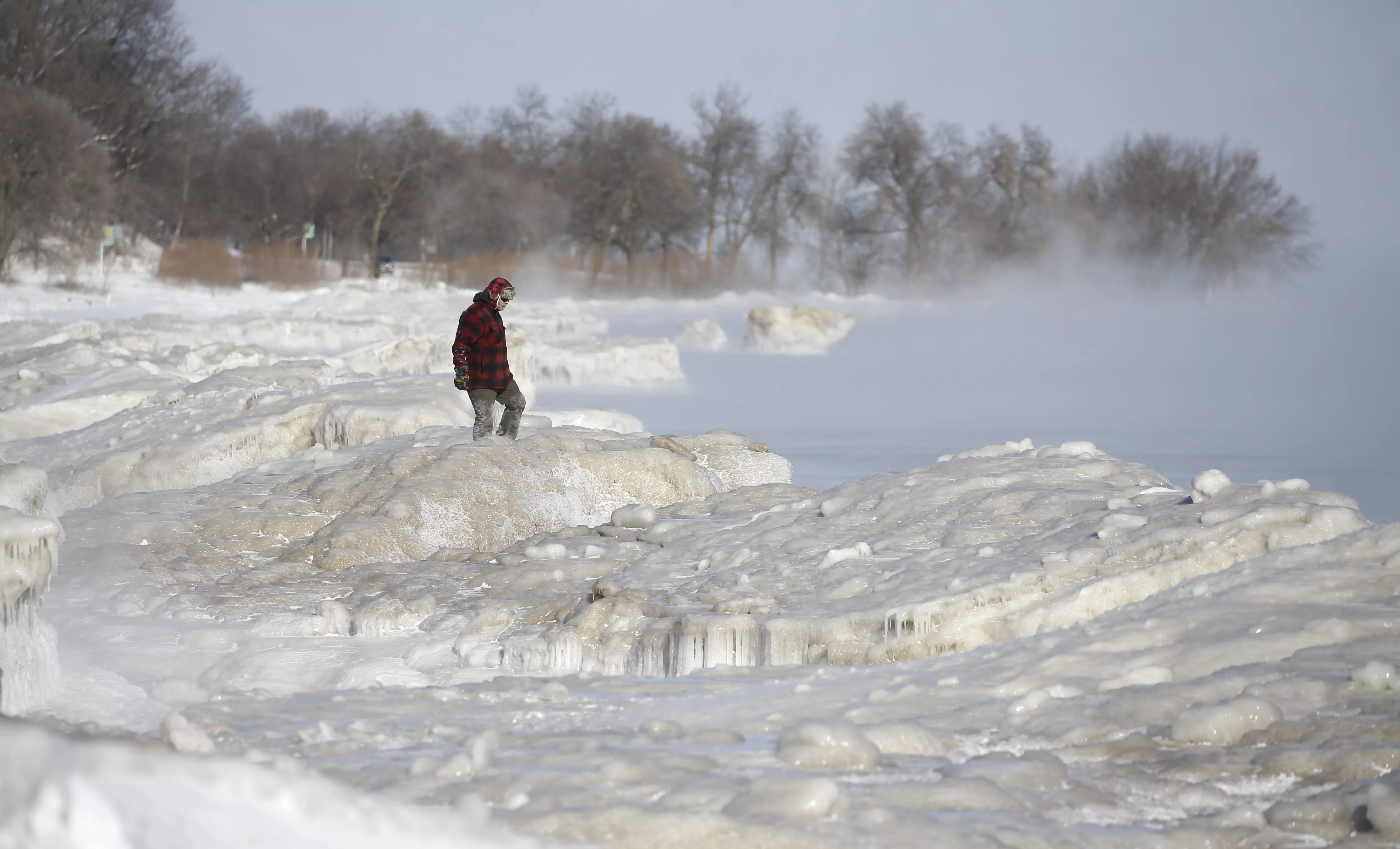 3. Un hombre camina por el lago Michigan en Milwaukee. AP