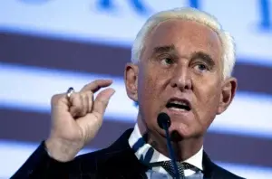 Jueza fija una fianza de 250.000 dólares a Roger Stone, excolaborador de Trump