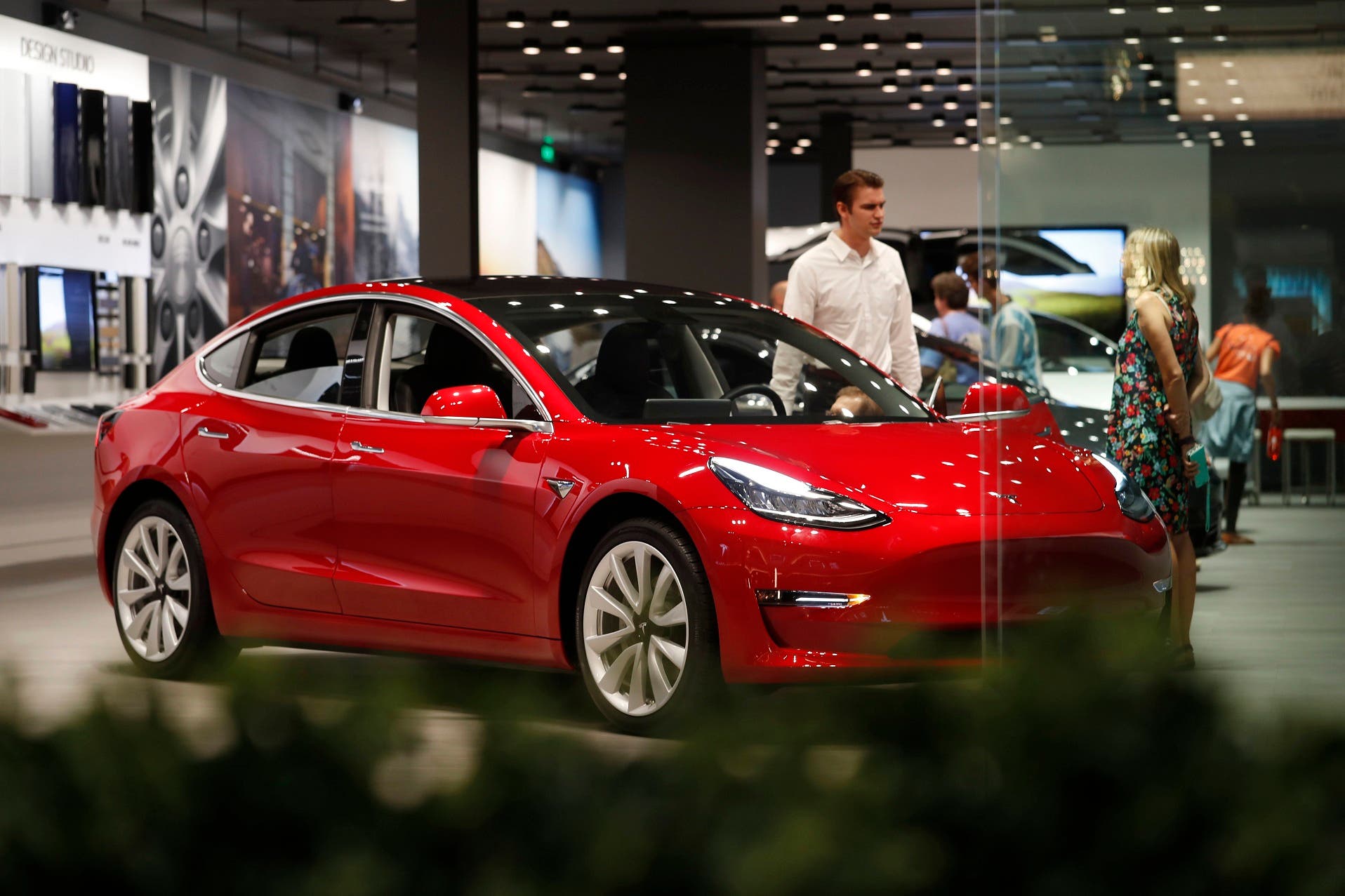 Tesla vende número record de vehículos; baja precio de autos