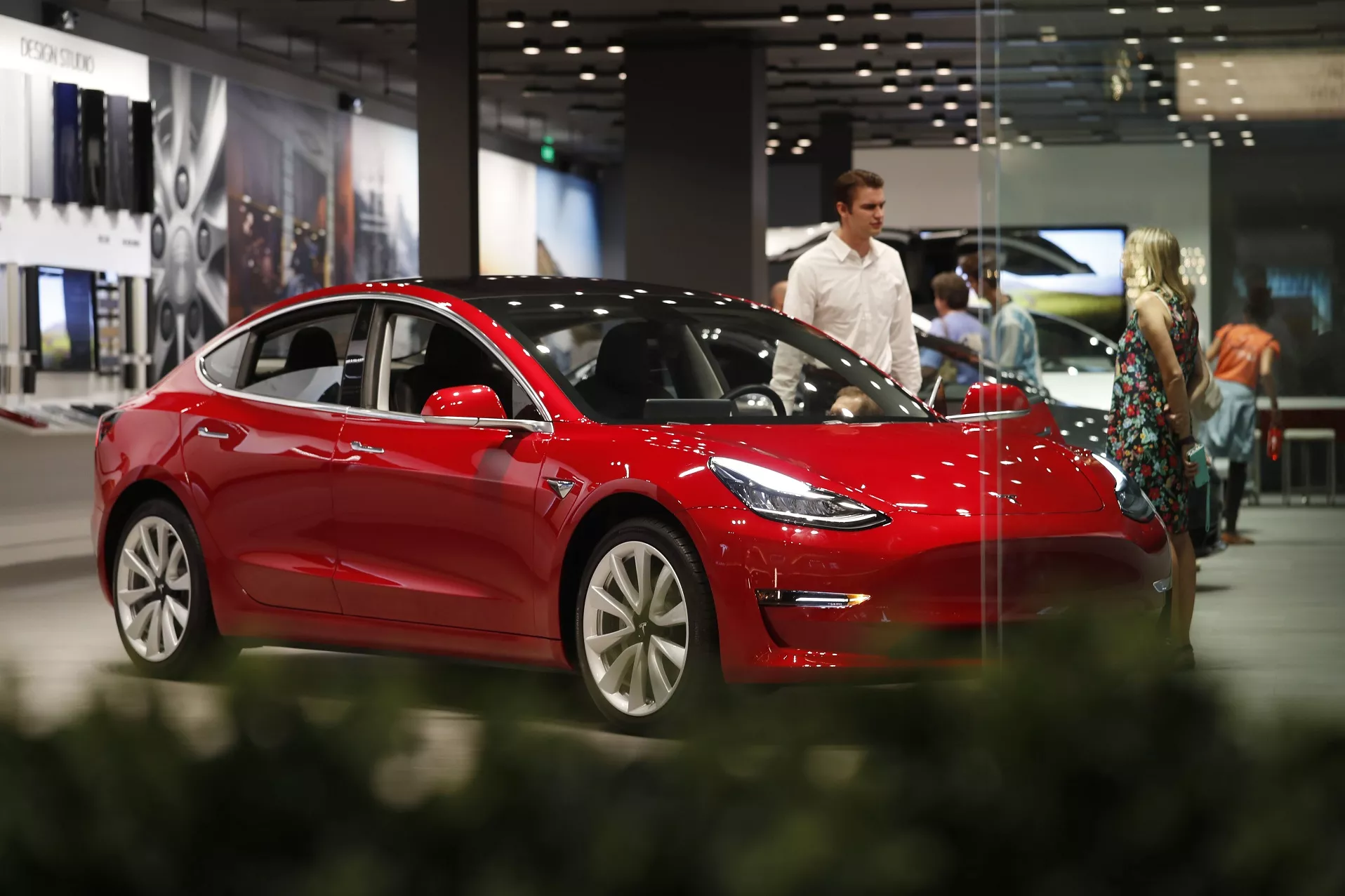 Tesla vende número record de vehículos; baja precio de autos