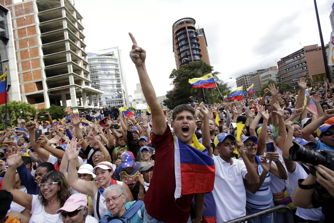 2. Manifestantes contra el gobierno celebran después de que el líder opositor Juan Guaidó se declarara presidente "encargado" de Venezuela en un evento en el que se pidió la renuncia del mandatario Nicolás Maduro en Caracas, Venezuela, el miércoles 23 de enero de 2019. (AP Foto/Boris Vergara)