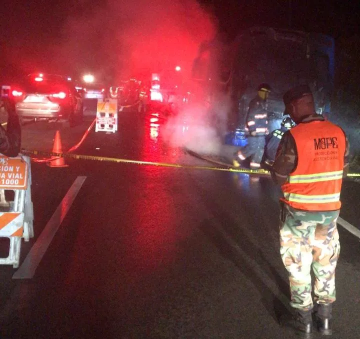 Autobús se incendia próximo a Boca Chica;  pasajeros resultan ilesos