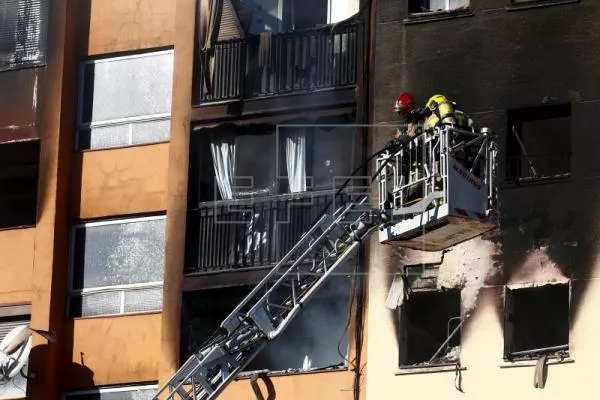 Tres muertos y 29 heridos en un incendio en un edificio de viviendas en Barcelona