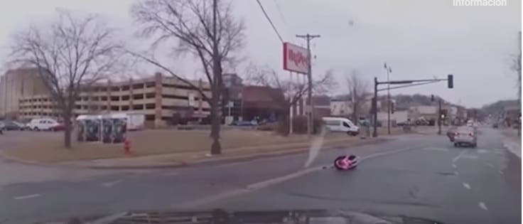 Una bebé cae de un carro en movimiento amarrada a la sillita;  resulta  ilesa