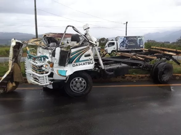 Muere chofer al volcarse camión que conducía en la autopista Duarte