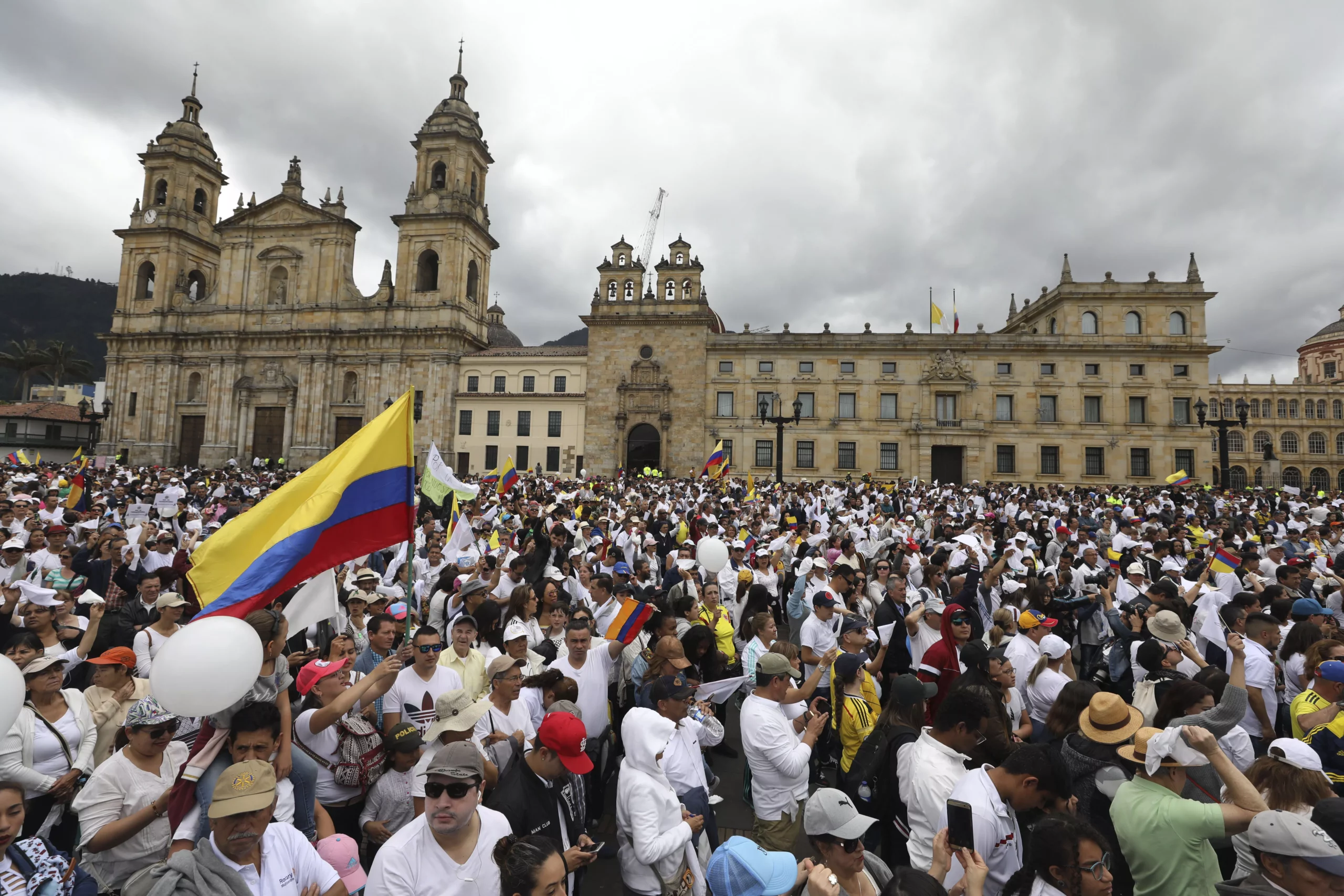 Colombianos rechazan el terrorismo en emotiva jornada de apoyo a policías