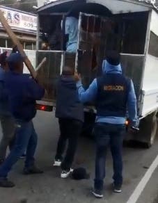 Video: Personal de Migración agrede a palos haitianos detenidos durante operativo en Santiago