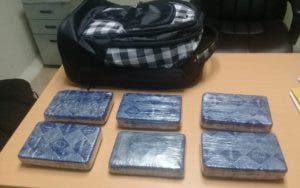 Detienen a un holandés  con 6 paquetes de droga en aeropuerto de Punta Cana