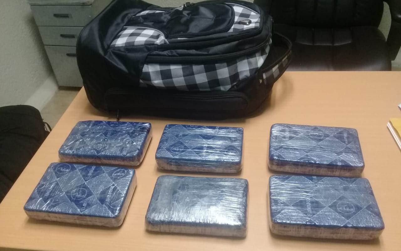Detienen a un holandés  con 6 paquetes de droga en aeropuerto de Punta Cana