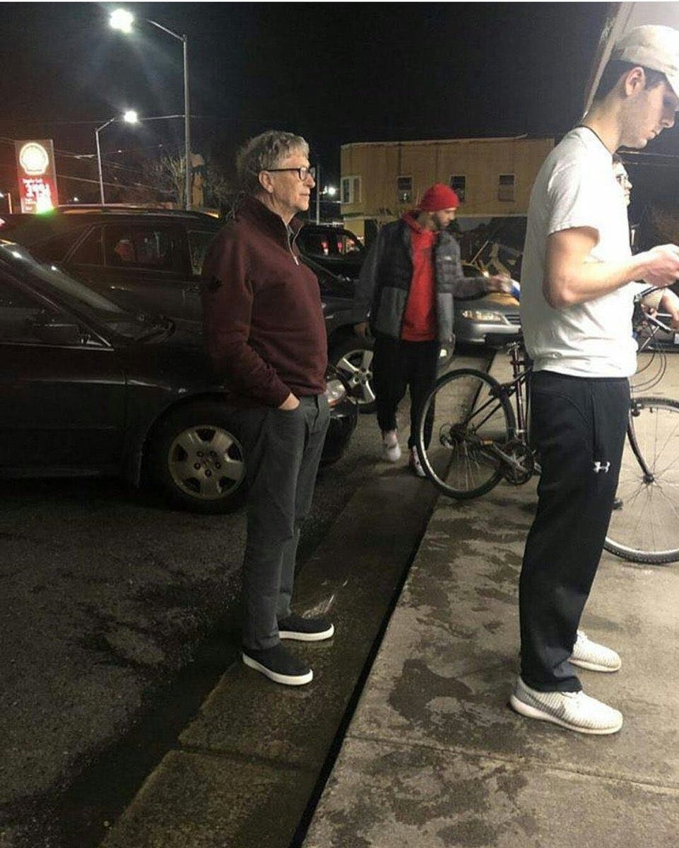Imagen de Bill Gates haciendo fila para comprar una hamburguesa se hace viral en las redes sociales