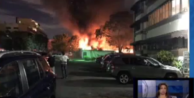 Incendio afecta taller de ebanistería del Hotel Embajador
