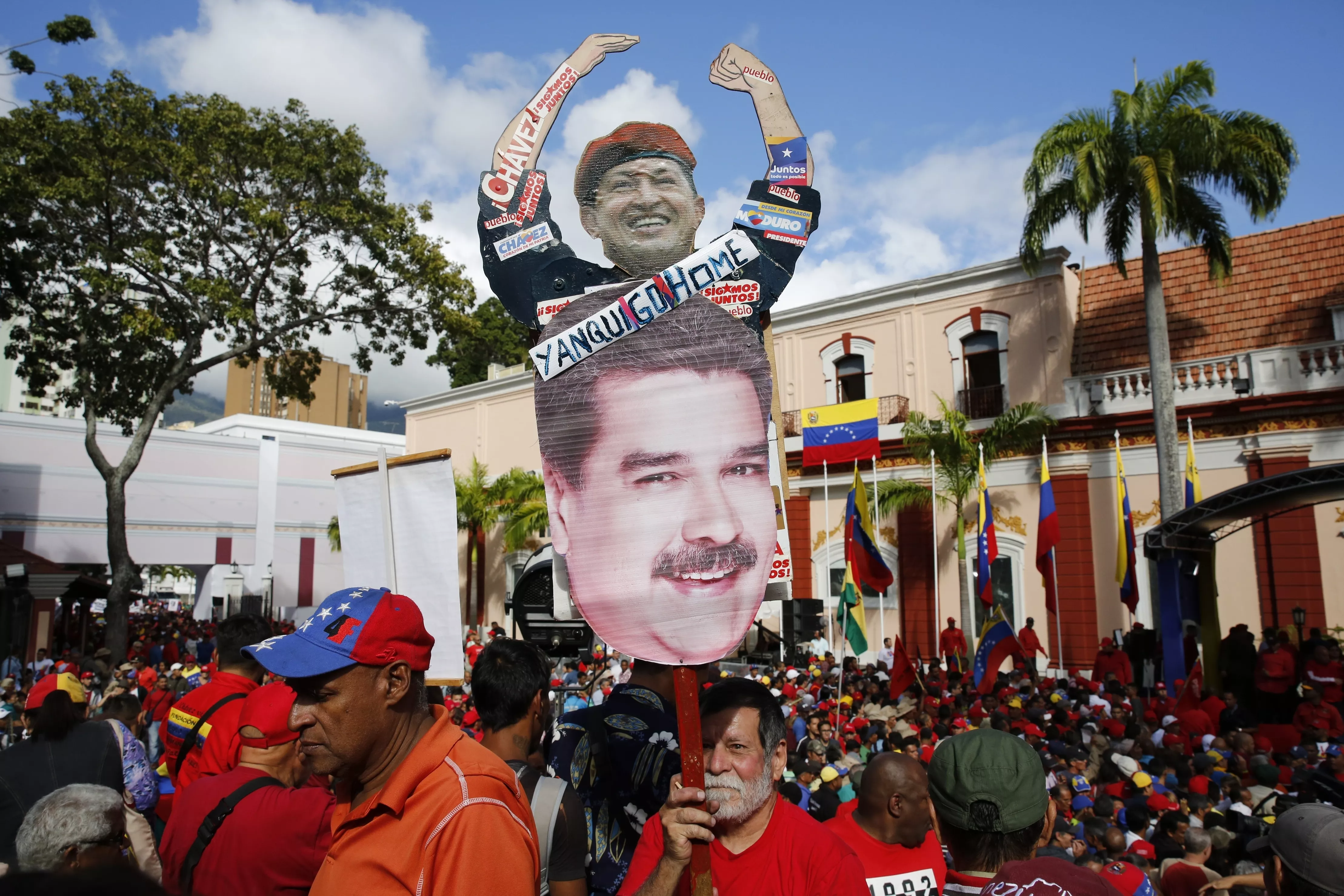12. El presidente de Venezuela, Nicolás Maduro, habla a sus partidarios desde un balcón en el palacio presidencial de Miraflores durante un mitin en Caracas, Venezuela.