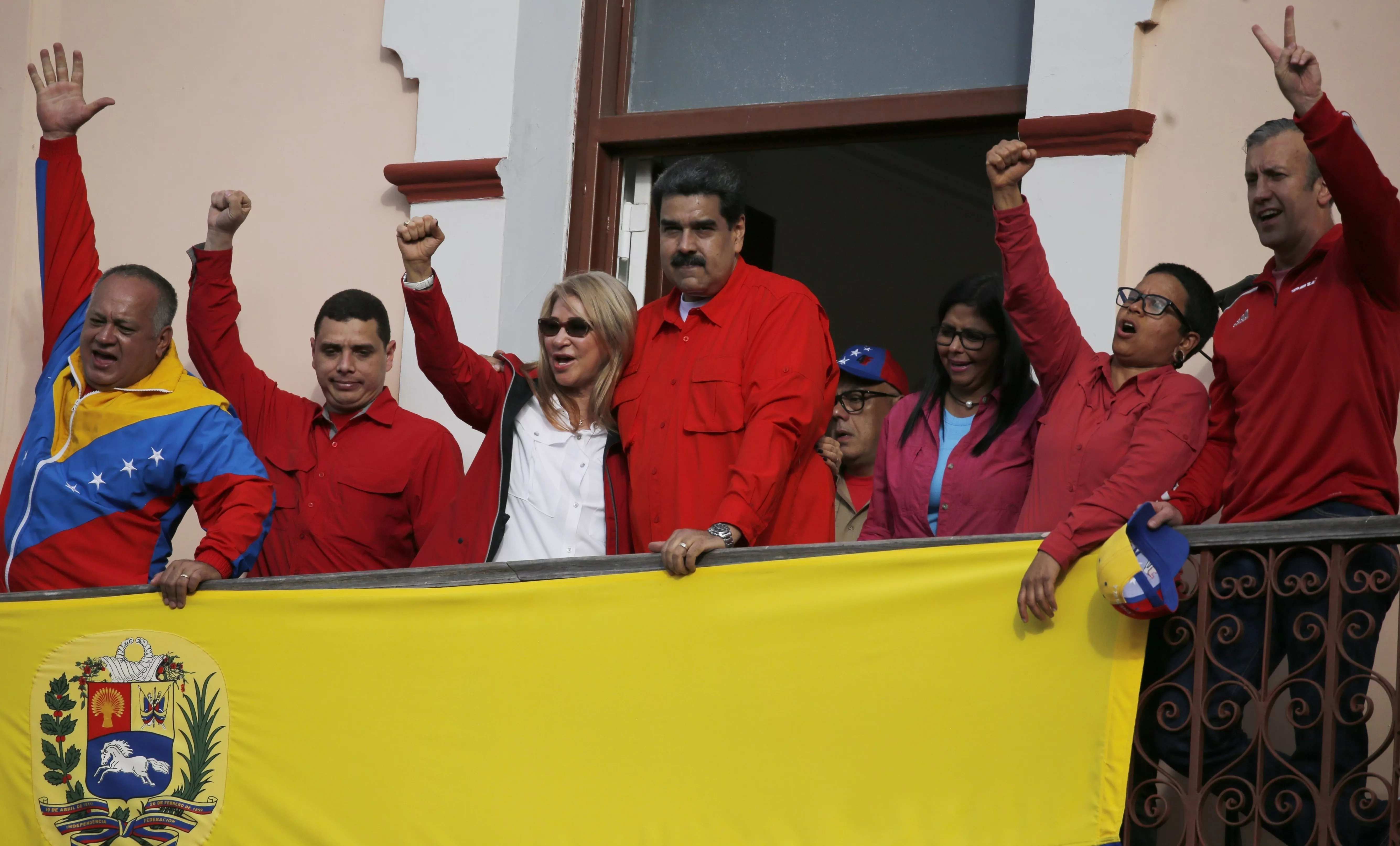 13. El presidente de Venezuela, Nicolás Maduro, en el centro, se encuentra en el balcón del palacio presidencial de Miraflores, acompañado por su esposa Cilia Flores, la tercera desde la izquierda, el presidente de la Asamblea Constitucional Diosdado Cabello, a la izquierda, la vicepresidenta Delcy Rodríguez, tercera a la derecha, el ministro Tarek El Aissami. derecha, y otros funcionarios del gobierno, en Caracas, Venezuela,